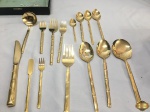 Faqueiro 76 peças em aço inox dourado pega com relevo de bambu. Composto de 8 garfos de mesa, 8 facas de mesa, 8 colheres de sopa, 8 garfos de sobremesa, 8 colheres de sobremesa, 8 colheres bailarinas, 8 colheres de chá, 8 garfos de petisco, 8 espatulas para pasta, 6 peças de servir.