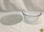 Lote de prato de bolo em vidro padrão ponta de diamante e bowl pirex. Medindo o pirex 21,5cm de diâmetro x 11cm de altura.