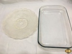 Lote de travessa retangular funda e fruteira em vidro moldado. Medindo a travessa 39,5cm x 24cm x 5cm de altura.