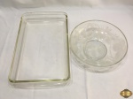 Lote de travessa retangular funda e fruteira em vidro com detalhes fosco. Medindo a travessa 39cm x 23,5cm x 5cm de altura.