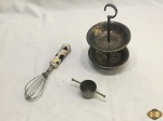 Lote composto de petisqueira com 2 andares em prata 90, dosador de bebida em aço e batedor com pega em madeira pintada. Medindo a petisqueira 21cm de altura.