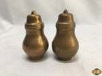 Saleiro e pimenteiro em bronze bojudo. Medindo 7cm de altura.