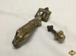 Aldrava em bronze na forma de mão. Medindo a mão 12,5cm de comprimento.
