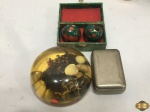 Lote composto de peso de papel em resina, bolas esmaltadas com guizos dentro e caixa em metal prateado. Medindo o peso de papel 11,5cm de diâmetro x 6cm de altura.