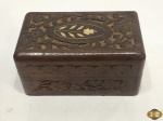 Caixa decorativa em madeira entalhada. Medindo 12,5cm x 7,5cm x 6,5cm de altura.
