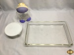 Lote composto de cofre na forma de vaca em plástico incolor, bowl em vidro com tampa e travessa retangular pirex. Medindo a travessa 39,5cm x 23,5cm x 5cm de altura.