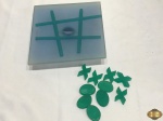 Jogo da velha em resina com 10 peças. Medindo o tabuleiro 20,5cm x 20,5cm.
