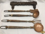 Lote composto de 4 talheres decorativos em madeira com ponta de cobre, com suporte em madeira. Medindo os talheres 63cm de comprimento.