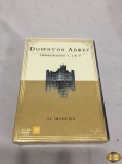 Box com 11 discos do seriado Downton Abbey.