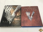 Lote composto de primeira temporada da série Vikings em dvd e segunda temporada da série Vikings em Blu-ray.