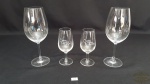 4 taças de vinho em cristal tranlucido, sendo de tamanhos variados .Medidas: 15cm altura 5cm diâmetro menor ,  24cm altura ,7cm diâmetro maior.