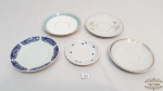 5 pratos decorativos em porcelanas diversas.Medidas: 10cm diâmetro menor , 15cm diâmetro maior.