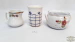 Lote 3 peças em porcelanas  decoradas diversos modelos.Medidas: leiteira 8cm altura 7cm diâmetro, copo 10cm altura 7cm diâmetro  bol a 8cm altura 10cm diâmetro  apresenta bicado.