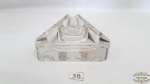 Cinzeiro triangular  para charutos em cristal ltranlucido  europeu.. Apresenta pequeno bicado na bordaMedidas: comprimento 13 cm. 