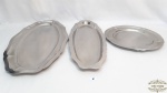 3 travessas ovais em aço inox Medidas: 34cm  diâmetro redonda , bandeja grande 60cm comprimento 32cm largura , menor 57cm comprimento 21cm largura .