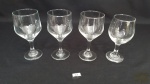 4 Taças para vinho e vidro translucido.Medidas: 15cm altura 7cm diâmetro.
