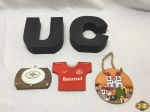 Lote de enfeites, sendo um prato decorativo para pendurar, as letras U e C, etc. Medindo as letras 17cm de altura.