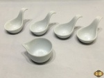 Lote de 4 conchas e 1 molheira em porcelana branca. Medindo a molheira 7cm de diâmetro x 4cm de altura.