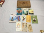 Lote com diversos missais, santinhos e uma caixa retangular em madeira. Medindo a caixa 24cm x 15cm x 4,5cm de altura.