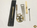 Lote composto de 4 abre cartas e 2 abridores de garrafa em materiais diversos. Medindo o abre cartas em couro com a régua 30cm de comprimento.