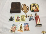 Lote com diversos santinhos, bíblia, imagem de Santa Luzia, imagem de Nossa Senhora, etc. Medindo a Santa Luzia 19cm de altura.