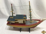 Barco pesqueiro Mocreia em madeira pintada. Medindo 43cm de comprimento x 24,5cm de altura.