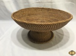 Fruteira centro de mesa em rattan. Medindo 34cm de diâmetro x 17,5cm de altura.