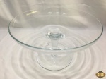 Fruteira centro de mesa com pé em cristal incolor. Medindo 34cm de diâmetro x 20,5cm de altura.