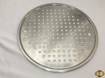 Bandeja redonda em aço inox vazado. Medindo 36cm de diâmetro.