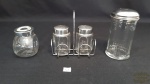 Jogo saleiro, pimenteiro, quejeira em vidro.Medidas: saleiro 6cm altura , porta tempero 8cm altura 4cm diâmetro , açucareiro 14cm altura 6cm diâmetro.