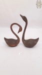 2 Esculturas Enfeite de Cisneis em Bronze.Medidas: maior 22cm menor 17cm.