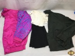 Lote de roupas feminina. Composto por 2   blusas e 1 casaco   , peças em ótimo estado de conservação. Casaco TAM: G , Blusa social verde musgo Prada TAM: G  e Blusa preta e branca TAM: G.