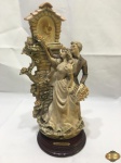 Escultura de casal de noivos em resina italiana assinado Giuseppe Armani. Medindo 28cm de altura.