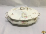 Legumeira em porcelana inglesa floral. Medindo 28,5cm x 20cm x 7,5cm de altura.