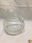 Jarra bojuda em cristal ricamente lapidado. Medindo 15,5cm de altura.