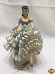 Escultura  dama em porcelana.Rebis , dec 50 vestido rendado . Medindo 16,5cm de altura, com alguns  pequenos bicados no vestido.