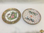 2 pratos decorativos em porcelana oriental pintada. Medindo 22,5cm de diâmetro x 10,5cm de altura.