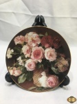 Prato decorativo em porcelana com estampa de vaso de flores. Medindo 19,5cm de diâmetro.