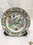 Prato decorativo em porcelana oriental floral. Medindo 23,5cm de diâmetro.