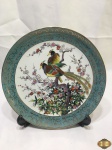 Prato decorativo em porcelana com ave do paraíso. Medindo 27cm de diâmetro.