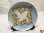 Prato decorativo em porcelana Schmidt floral. Medindo 24,5cm de diâmetro.