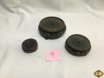 Lote de 3 peanhas em madeira entalhada. Medindo a maior 9,5cm de diâmetro interno.