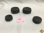 Lote de 4 peanhas em madeira entalhada. Medindo a maior 4,5cm de diâmetro interno.