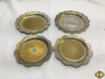 Jogo de 4 salvas em prata 90 cinzelada. Medindo 12cm de diâmetro. Banho com desgaste.