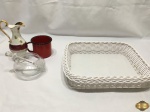 Lote composto de cesta, meleira, caneca e galheta em porcelana. Medindo a cesta com fundo em acrílico 32cm x 28cm x 6,5cm de altura.