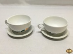 2 xícaras de café em porcelana com friso colorido.