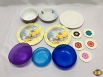 Lote composto de 2 bowls, 3 pratos, 5 descansos de copo, etc. Medindo o prato amarelo em porcelana 18cm de diâmetro.