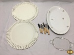 Lote diverso, composto de jogos americanos, espatulas para pasta, travessa oval em porcelana e petisqueira em vidro. Medindo os jogos americanos 30cm de diâmetro.