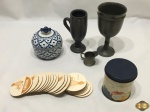 Lote composto de diversos porta copos com receitas de bebidas, potiche em porcelana, taça em estanho, etc. Medindo a taça 15,5cm de altura.