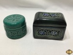 Lote de 2 caixas decorativas, sendo uma redonda em porcelana com relevos e uma retangular em porcelana vazada. Medindo a retangular 13cm x 9cm x 10cm de altura.